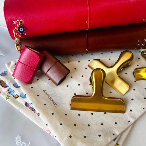 Clip Metálico Dourado para Fixação de Páginas